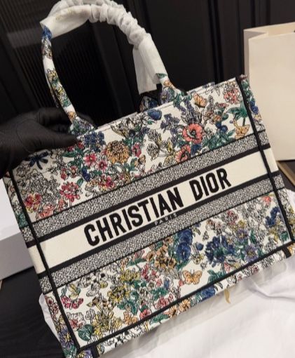 Embroidered tote bagni