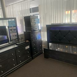 Modern Black Bedroom Set with LED Lights & Crocodile-ured Finish