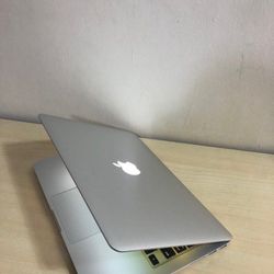 Apple MacBook Pro 13” With Retina Display I5 Processor 8GB RAM 256GB SSD DRIVE $220