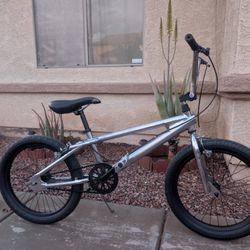 20x2.35. MONGOOSE BMX BIKE. (VINTAGE, OLD SCHOOL). FRESHLY TUNE UP 👌🏼