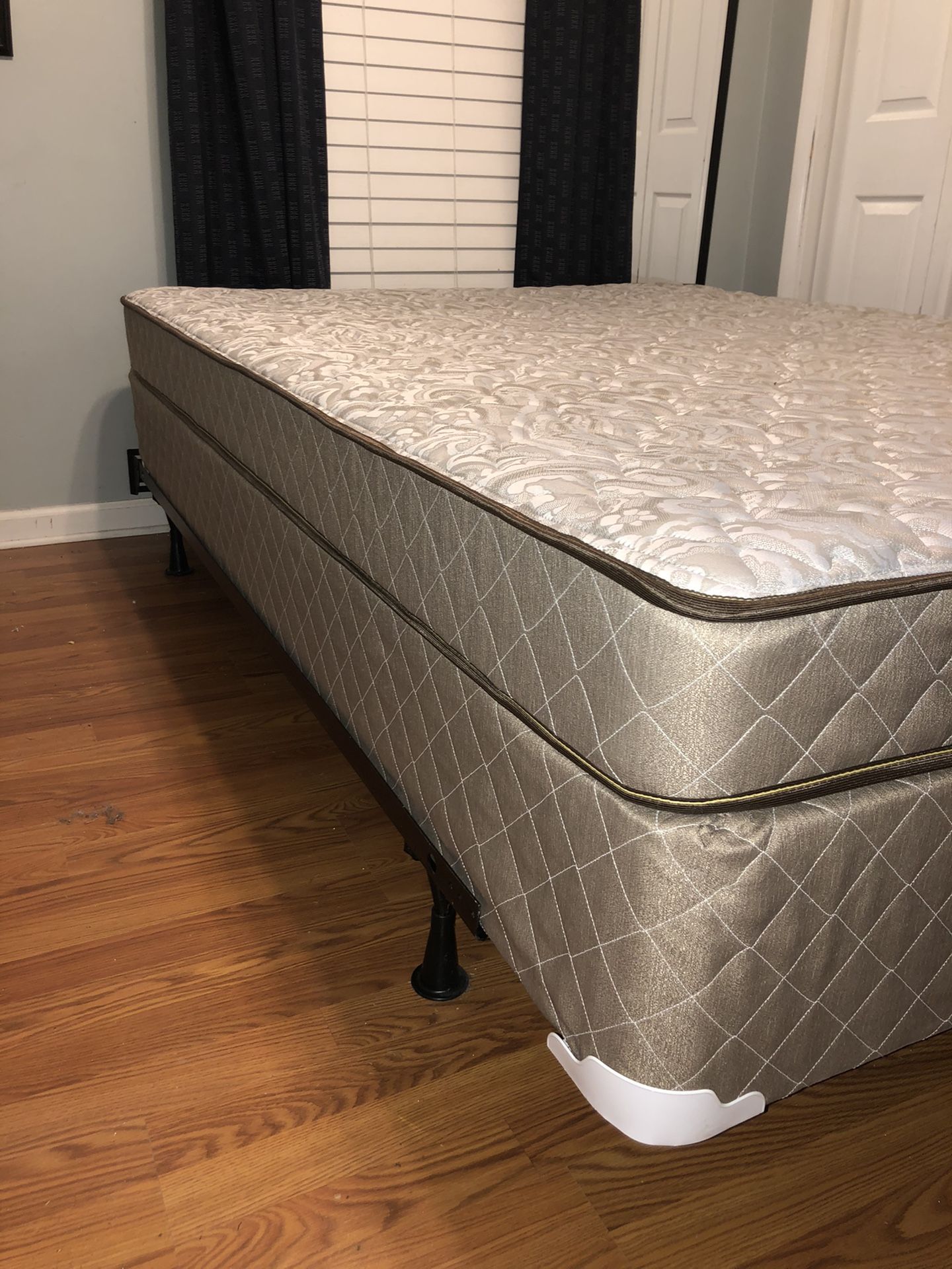 Hampton & Rhodes Queen Size Mattress And Base for Sale in Angier, NC
