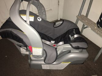 Graco car seat. Adjustable straps. Clip In base