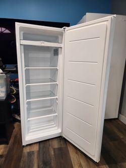 Insignia Upright Freezer 7.0 Cu. Ft. White
