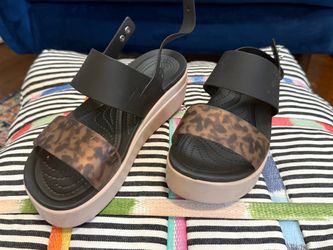 Crocs Women's Brooklyn Black Tortoise Low Platform Wedge Size 7