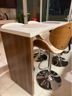 1 bar Table and bar stools (4)
