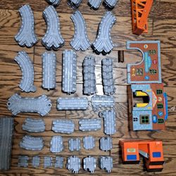 Thomas And Friends Take N Play Track Set Plus 3 Buildings (143 Total Pieces)