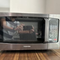 TOSHIBA Countertop Microwave Oven