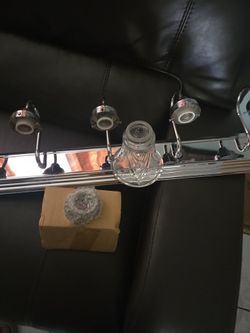 Lamparas para baño , de 5 luces . Completamente  nuevas . Con sus conos de vidrio . Muy bonitas  . Las estoy dando muy baratas  . Tengo 2 set . $ 15 .