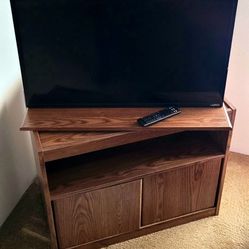32" Visio Flat Screen TV With Remote and TV Stand