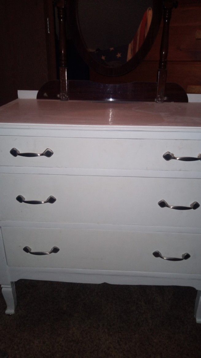 3 Drawer Dreser, With A Vanity Mirror.
