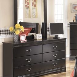 🌟 Transform Your Bedroom with the Ashley Huey Vineyard - Black Dresser & Mirror Set! 🌟