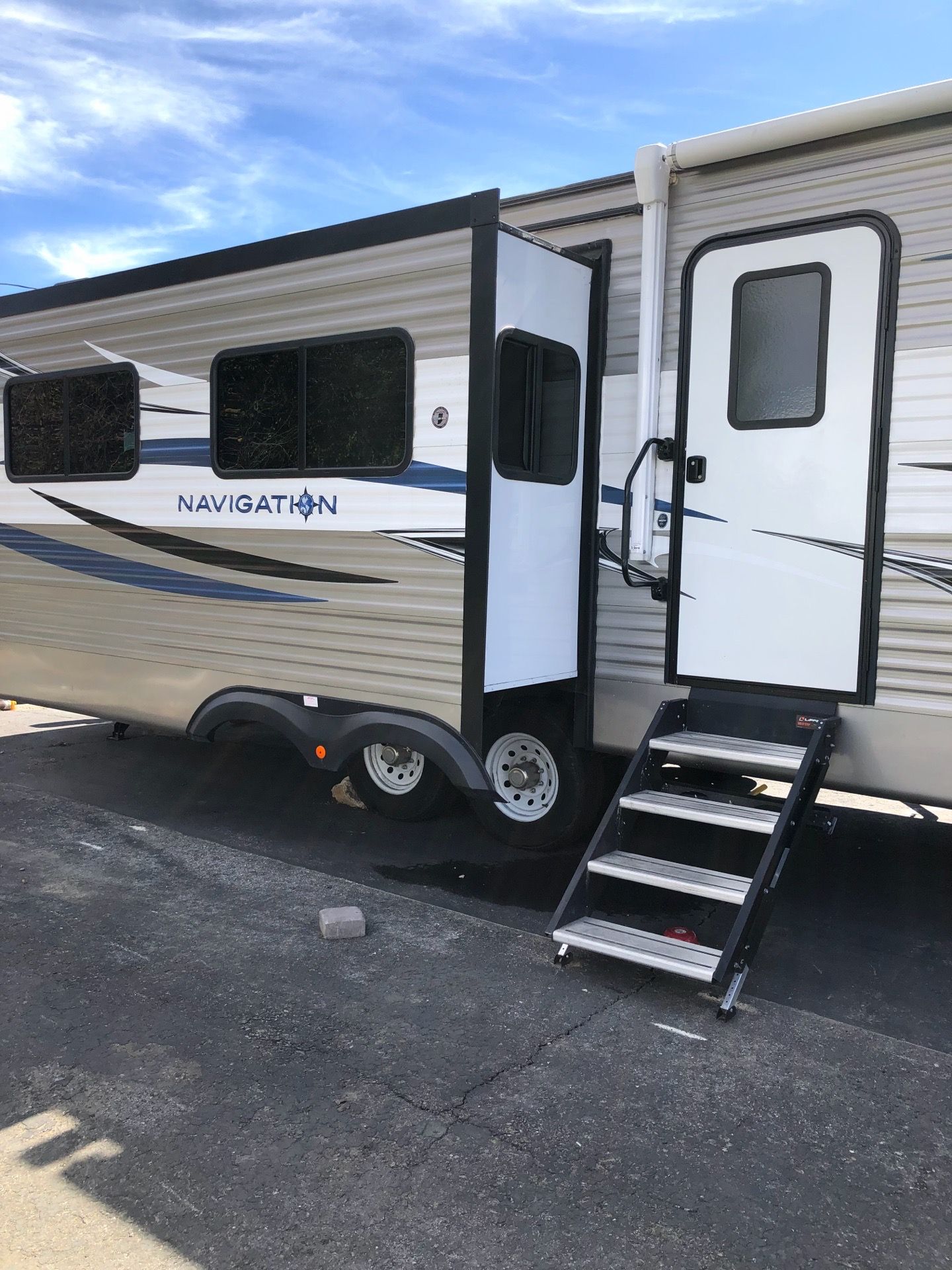2024 navation travel 36 feet with three slides fireplace full kitchen air conditioning large shower furniture included