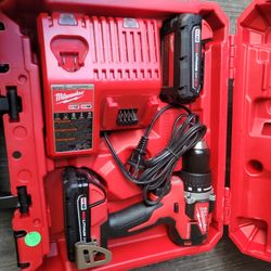 MILWAUKEE M18 BRUSHLESS 1/2"(13MM) DRILL DRIVER NEW KIT 2 BATTERIES AND CHARGER 