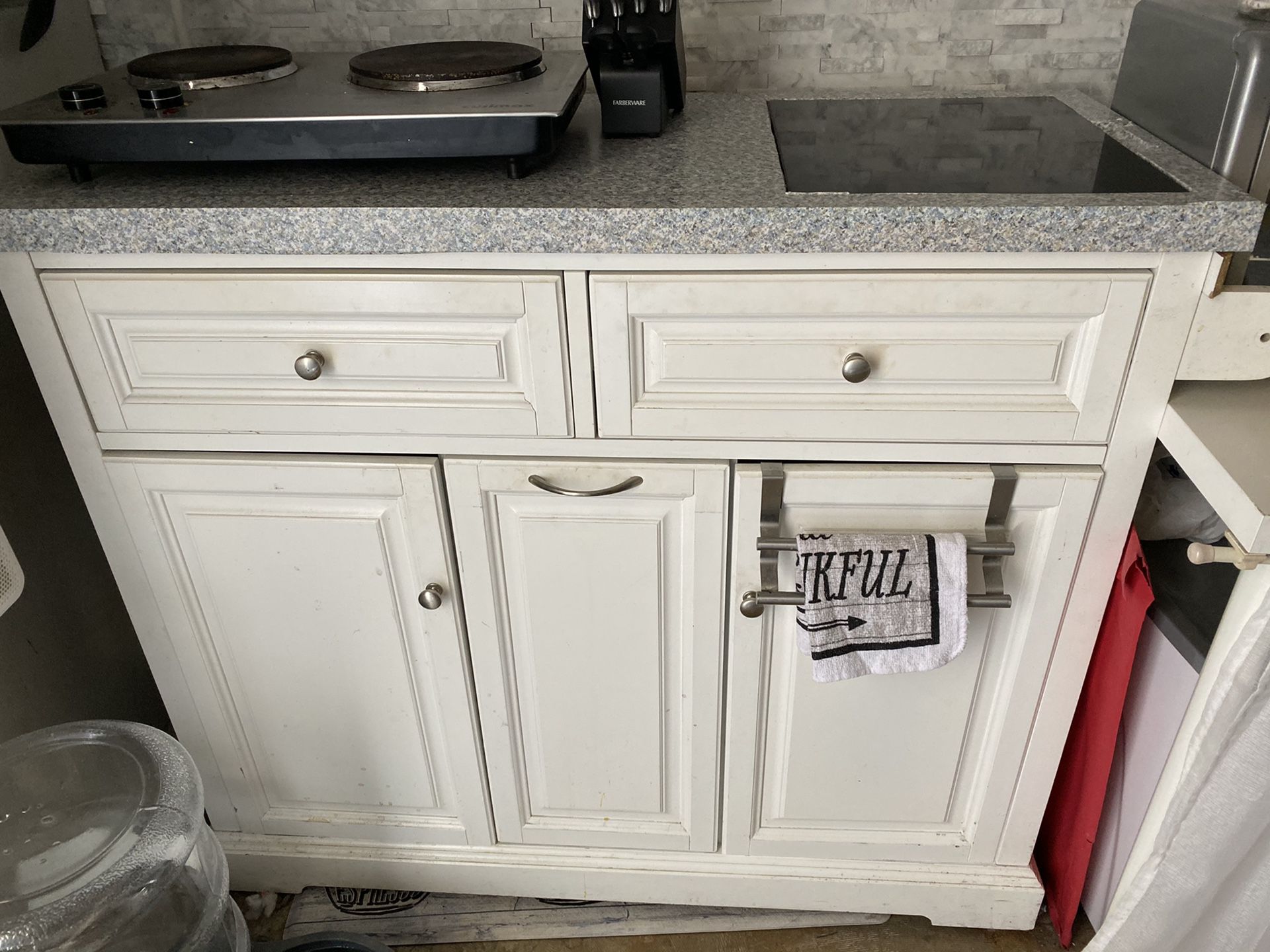 Kitchen island with hot plate ! Electric stove not included