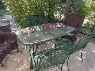 Aut door Metal 4 chairs und table