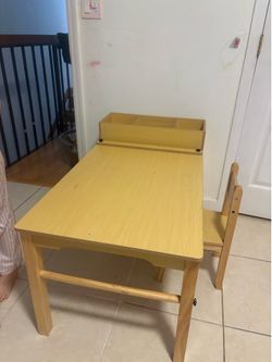 FREE / GRATIS – Kids Art & Activity Table with 2 Chairs | Mesa de Arte y Actividades para Niños con 2 Sillas