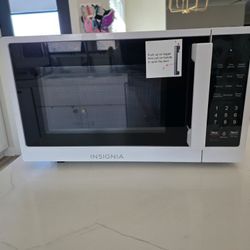 Insignia Microwave 