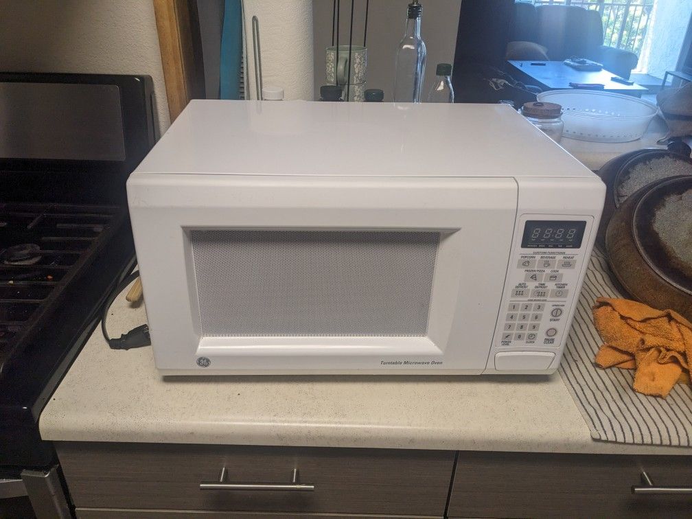 Large, Powerful Microwave Oven