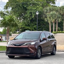 Toyota Sienna LE Hybrid 