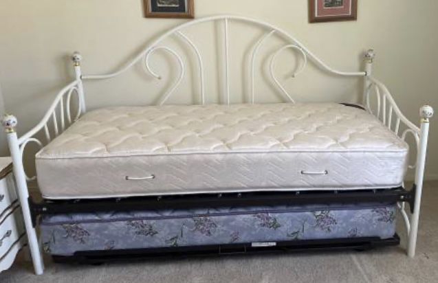 White Metal Daybed And Twin Mattress 