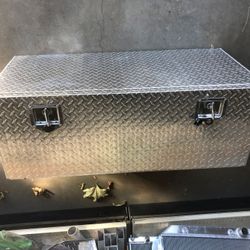 42”X18”X18” Aluminum diamond plate toolbox