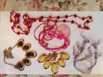 Vintage Jewelry 5 Necklaces With 2 Pair Earings