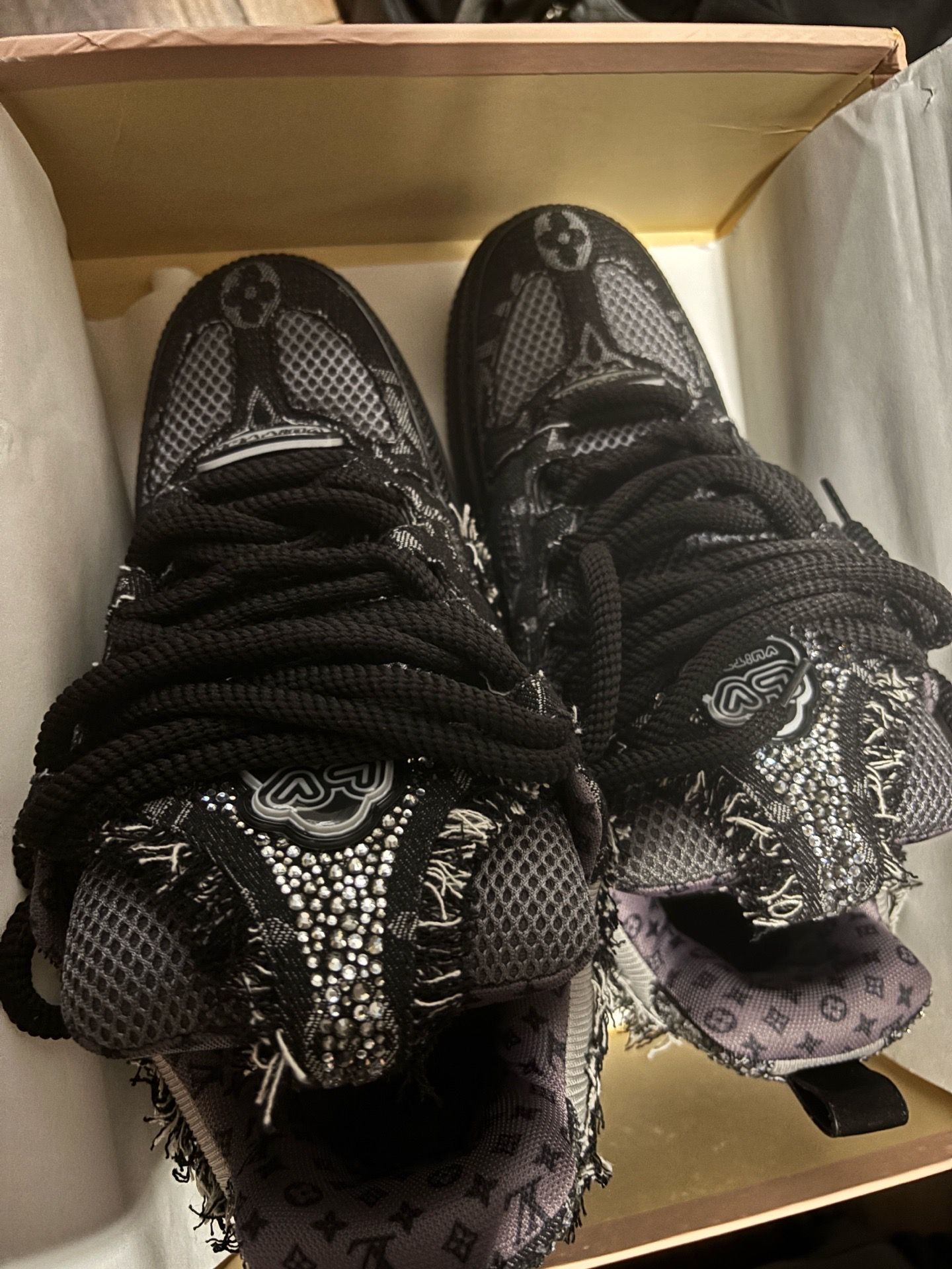 Lv stakes black and white