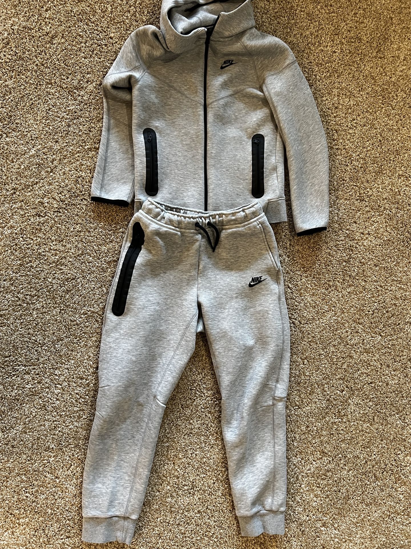 Nike Boys' Sportswear Full-Zip Tech Fleece Hoodie and Pants Size YL Grey/Blk