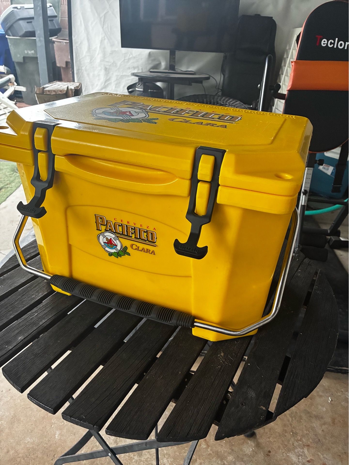 Ice chest, Cerveza Pacifico by Grizzly, 20 can capacity, brand new