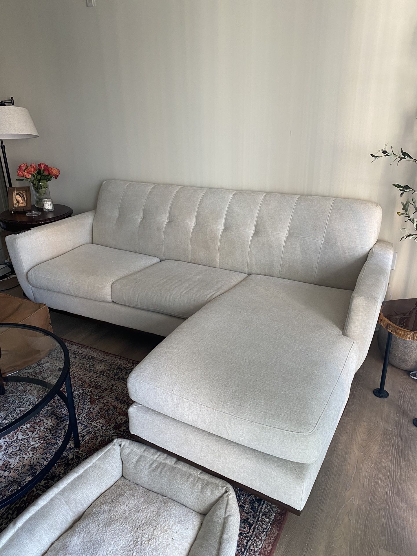 L SHAPE COUCH: Rooms To Go