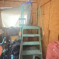 Roaster Rolling Stairs Great Condition Works Perfect 5 Steps 