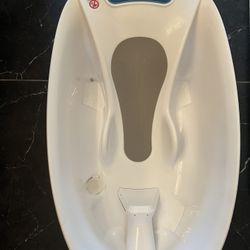 Aqua scale baby bathtub