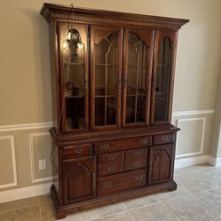 Old World Dining Room Table Set In Great Condition
