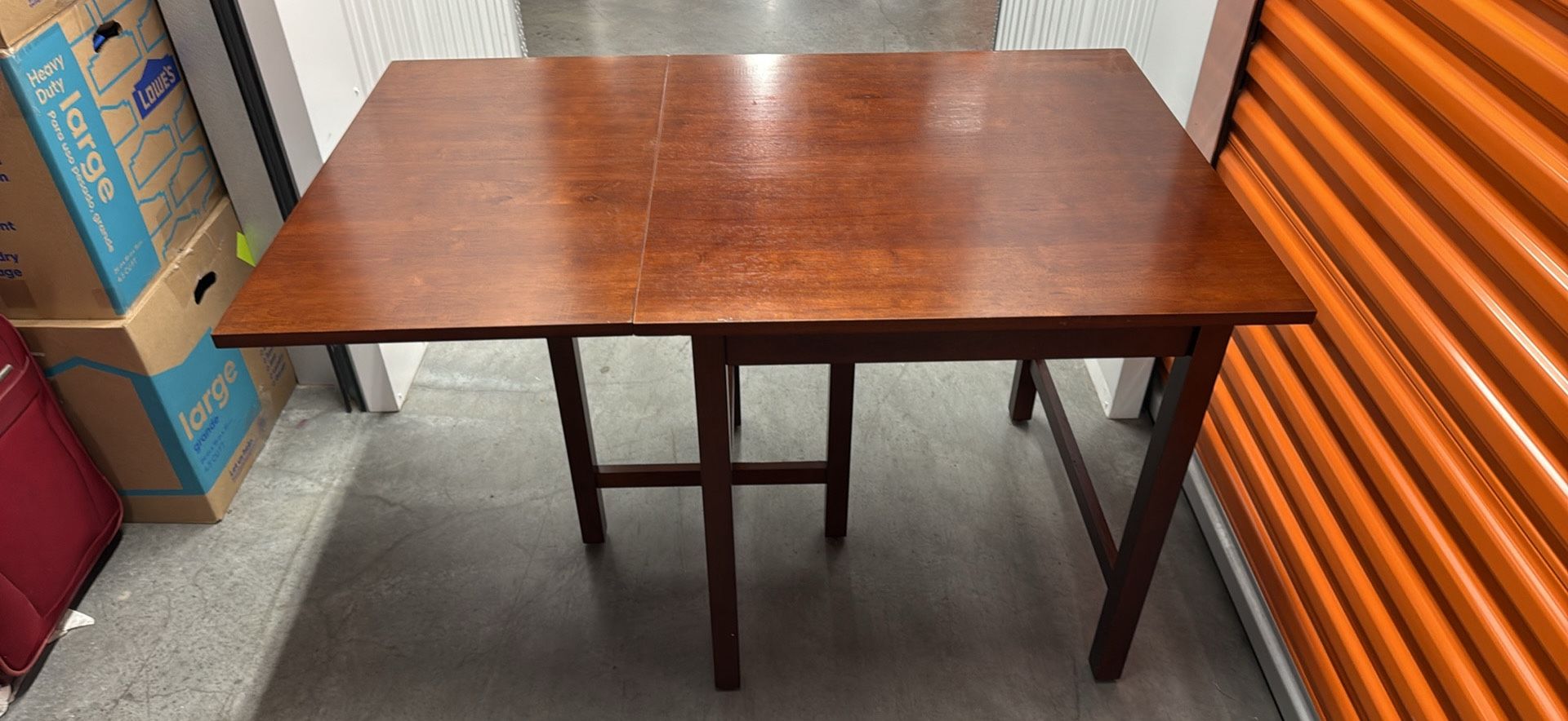 Extendable Dining Table For Upto 6 People 