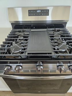 Brand new unused GE stainless steel gas range - 5 burner and free standing