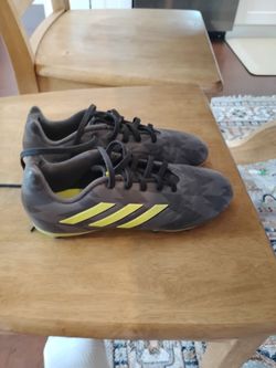 Youth soccer cleats size 4