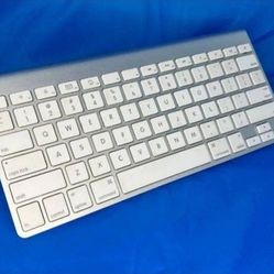 Original Apple Magic Keyboard Wireless Bluetooth With Batteries 
Excellent Conditions 
Apple  Keyboard Will Work With Any Device Via Bluetooth Cash