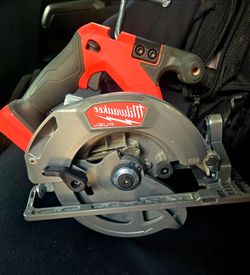 Brushless milwaukee 18v fuel circular saw like new used twice