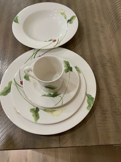 Floral Dinnerware Set – Setting for 8 (Makasa Optima Y4109 Classic Calle)