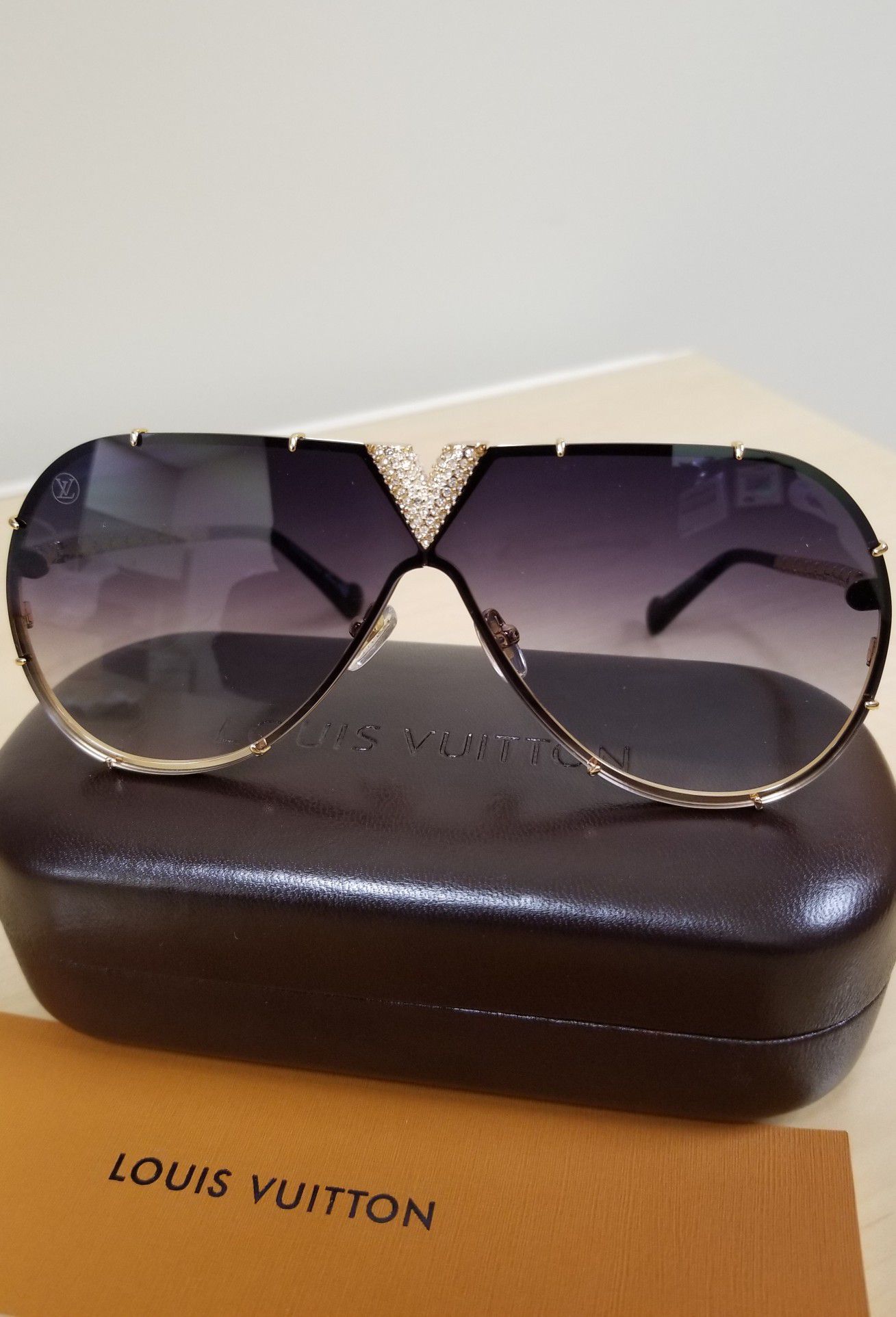 louis vuitton sunglasses with lv on lens