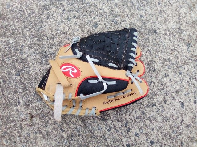 Rawlings 10 Inch Pewee Glove Baseball