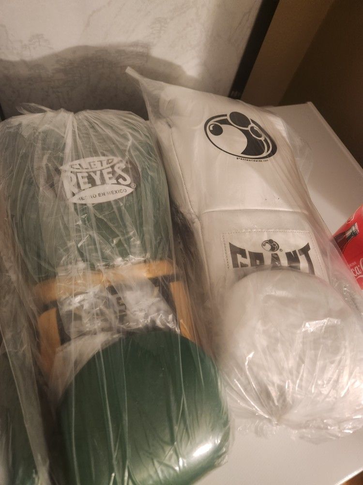 Reyes, Winning Or Grant Boxing Gloves With hand wraps 