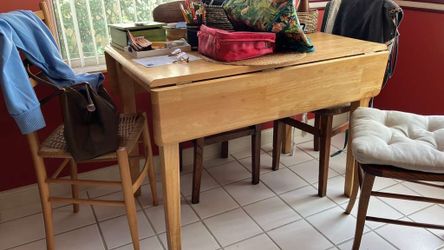 Solid wood table leaf and 2 chairs