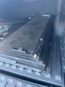 Valve cover for 6- and 8-cylinder trucks