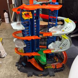 Hot Wheels Ultimate Garage Dinosaur Version 