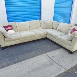 Comfortable Huge Sectional Couch 🛋 Very Nice