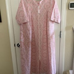 Miss Elaine Robe Sz LARGE PINK Seersucker Short Sleeve Zippered House Dress Like New 