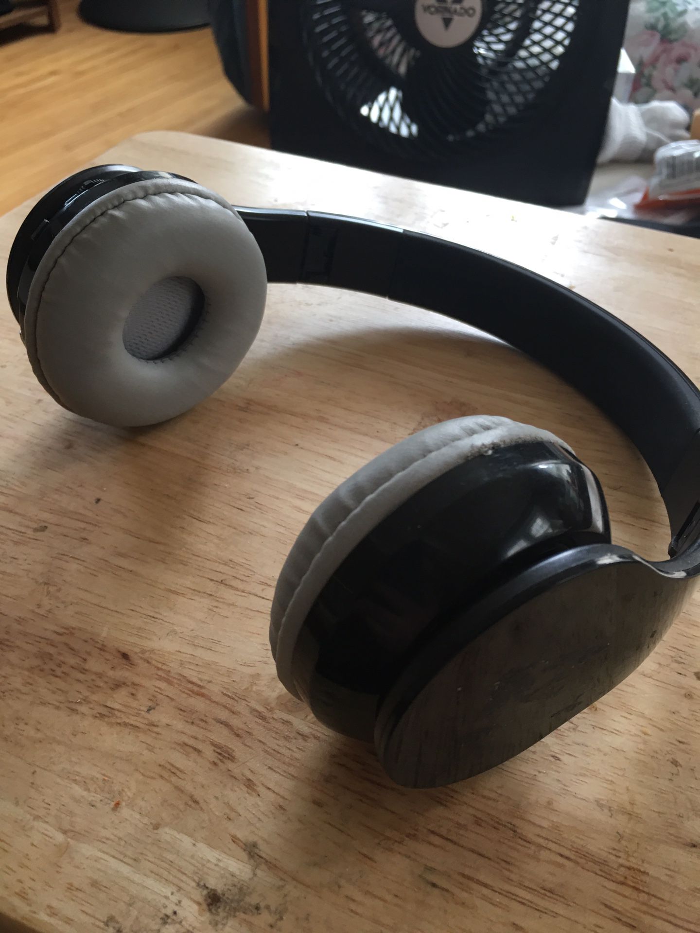 black/grey bluetooth headphones