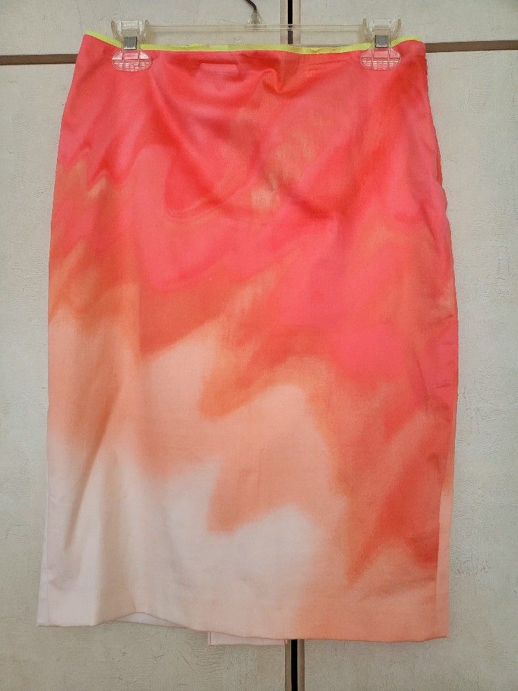Elie Tahari Penelope Sand Dunes skirt ombre Cotton blend Waist trim Side zipper Full lining Like new,worn 2 times only
SHELL: 97% COTTON 3% ELASTANE