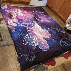 Free ( Just Washed) 5x 7 Foot Beautiful Comforter For Someone In Need. Perfect Condition